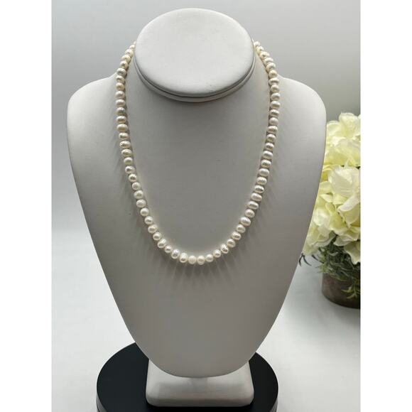 Vintage 18" Cultured Pearl
Necklace 14K Gold Filigree Box Clasp
5-8mm Pearls - Picture 2 of 13